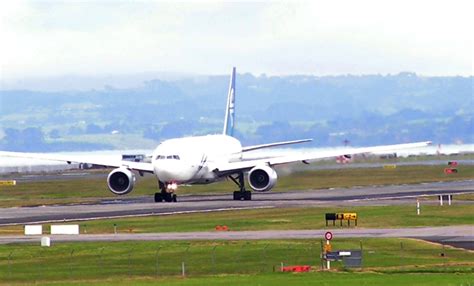 Plane Spotting Air NZ Boeing 777 219 ER Lining Up 23L