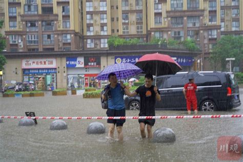 视频遂宁：强降雨造成城区多路段积水 市内多路段临时交通管制四川在线