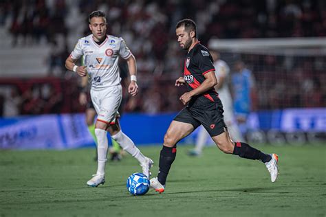 três de Gustavo Coutinho e emoção até o fim Atlético GO bate o