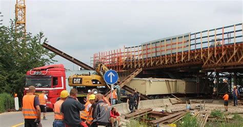 Lastwagen bleibt an A 73 Brücke in Forchheim hängen