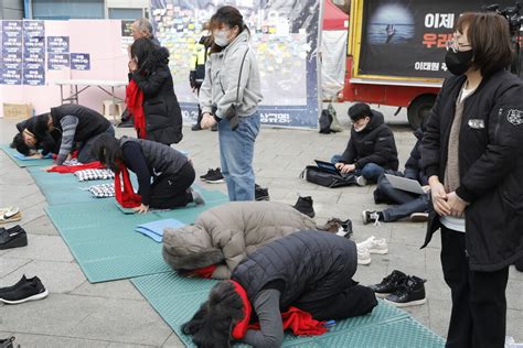 현장스케치 이태원 참사 희생자 안식 기원 159배 죽어도 여한없다 집무실로 향한 유가족