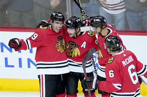 Kane Scores Blackhawks Hold Off Panthers 4 2 For 4th In Row Ap News