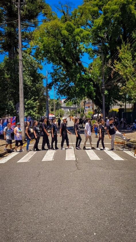 F S Brasileiros Dos Beatles Tiram Foto Que Lembra Foto Ic Nica Da Banda