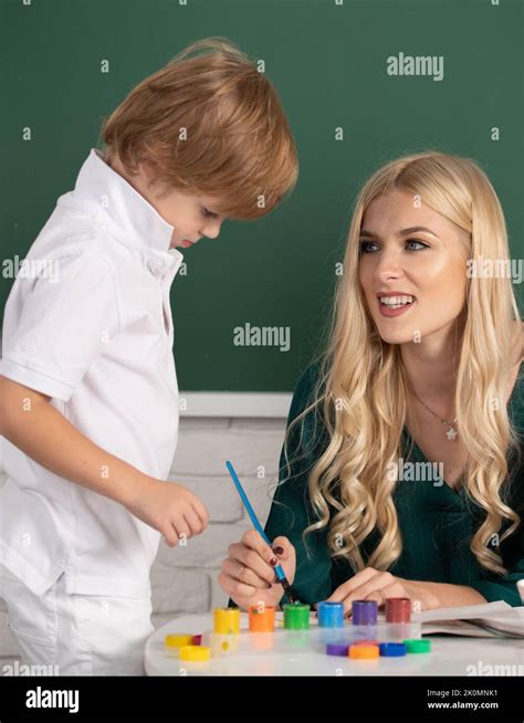 Mère et deux fils ensemble dessiner peindre Maman aide l enfant