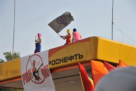 Punkband Pussy Riot ist zurück Putins Öl und Putins Penis n tv de