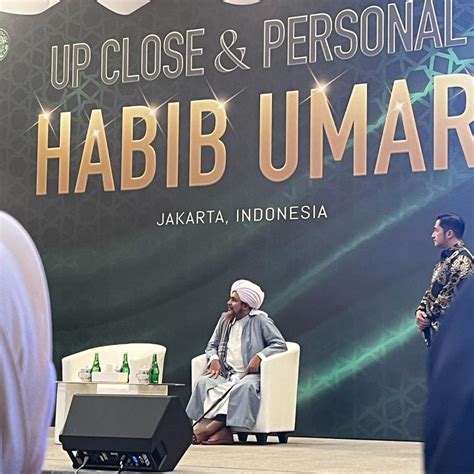 Potret Tissa Biani Hadiri Safari Dakwah Habib Umar