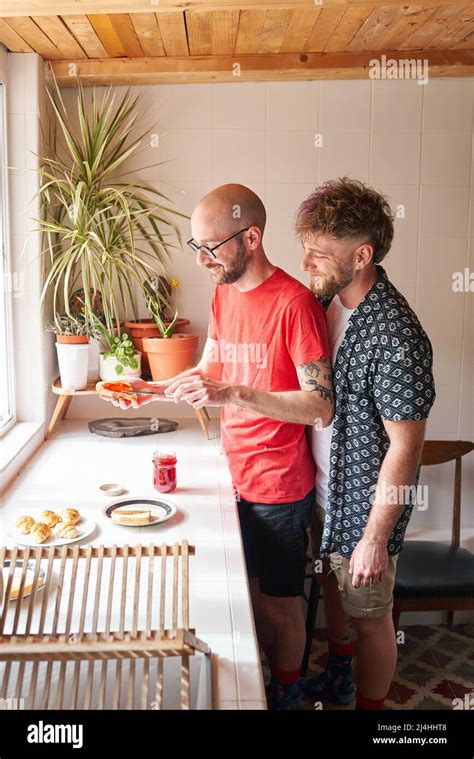 Jeune homme gay font l amour Banque de photographies et dimages à haute résolution Alamy
