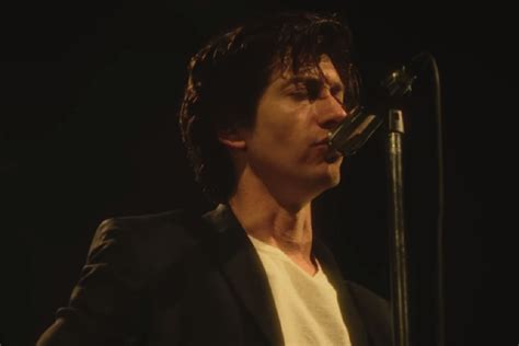 Arctic Monkeys Estrena Canci N Y Video En Vivo I Ain T Quite Where I