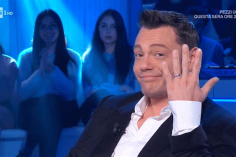 Cè il bisogno di una legge contro lodio Tiziano Ferro a Domenica