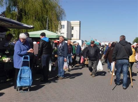 Ceny warzyw i owoców na targowisku Korej w Radomiu w czwartek 11 maja