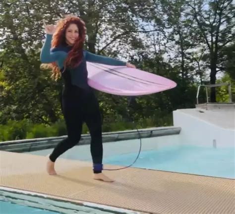 Wonder Woman Shakira Practica Surf Y Sorprende Con Sus Habilidades