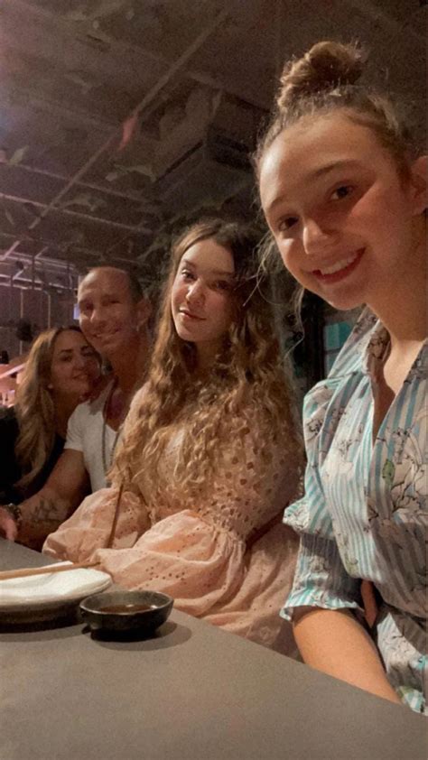 Andrea Legarreta celebró el inicio del mes en bikini y en la playa Aquí viendo a Mayo llegar