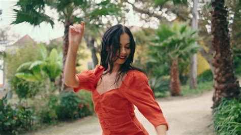 Bailarina latina caliente moviéndose seductoramente mirando a su elegante compañero de cerca