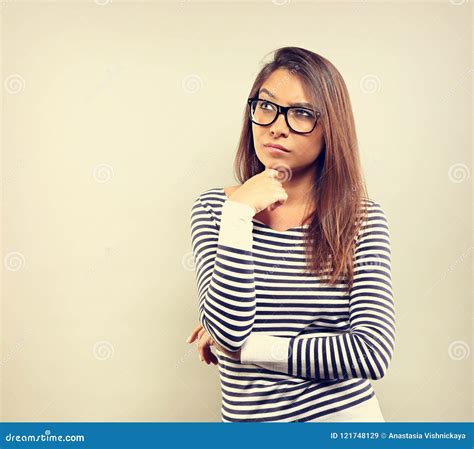 Mujer Joven Enojada Enfadada De Latina En El Pensamiento Y La Mirada De Las Lentes Imagen De