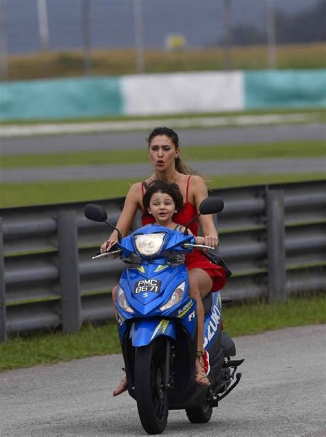 Belen E Il Figlio Santiago Vanno In Moto Senza Casco E De Martino Si