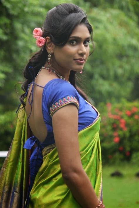 Hot Sexy Kerala Mallu Newly Married Aunty Manisha Flaunting Her Skin