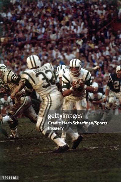 Quarterback Joe Namath Of The New York Jets Fakes A Ball Carry News Photo Getty Images