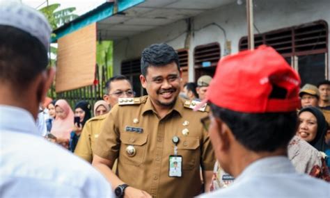 GALERI FOTO Bersama Bobby Nasution Serahkan Sertifikat Tanah Menteri