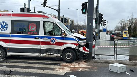 Wypadek Na Bemowie Karetka Na Sygnale Zderzy A Si Z Autem Na Wynajem