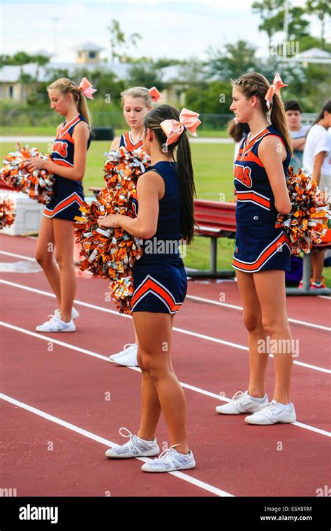 Cheerleaders High School Teenagers Hi Res Stock Photography And Images