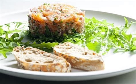 Tartar de salmón con aguacate y manzana Tapas