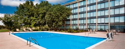 Kansas City Hotels with Outdoor Pools | Four Points by Sheraton Kansas City