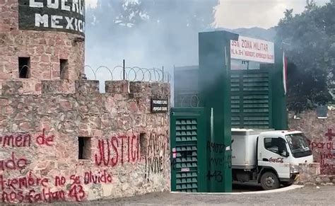 Video Padres De Los Normalistas Rompen Puerta De Zona Militar En