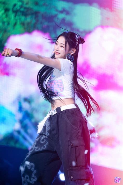 𝓝𝓮𝔀 𝓙𝓮𝓪𝓷𝓼 🦋🐰에 있는 𝑍ᥲ𝚛𝑖ᥲ 🥰💜님의 핀 아이돌