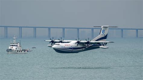 大型水陆两栖飞机“鲲龙”ag600青岛成功实现海上首飞 海报新闻