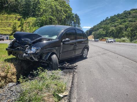 FOTOS Acidente Envolvendo Quatro Carros Na BR 470 Deixa Duas Pessoas