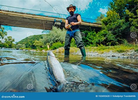 Concepto De Las Vacaciones De Verano Y De La Gente Trucha Un Pescador