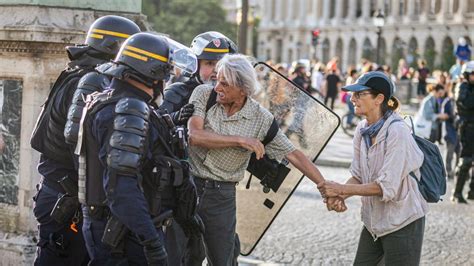 Manisfestaciones En París Francia Llega A Los 3 200 Arrestos Durante