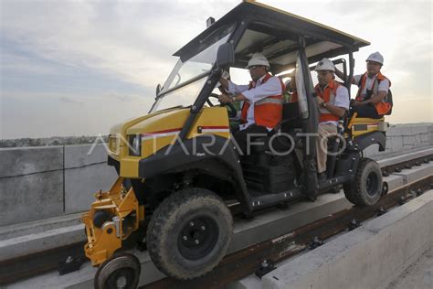 TINJAU PEMBANGUNAN LRT PALEMBANG ANTARA Foto