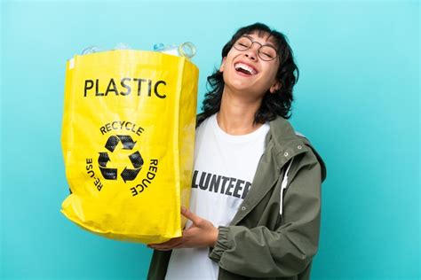 Mujer Joven Argentina Sosteniendo Una Bolsa Llena De Botellas De