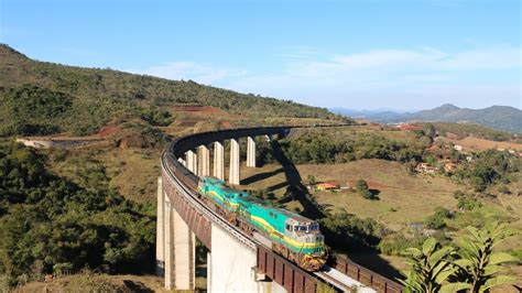 Trem carregado de carvão subindo forte rampa em Barão de Cocais MG e