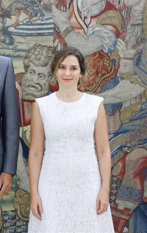 Isabel Díaz Ayuso le copia el vestido de Sfera a la Reina Letizia