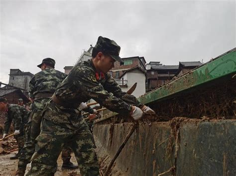 武警官兵奋战抢险救灾一线军事频道中华网