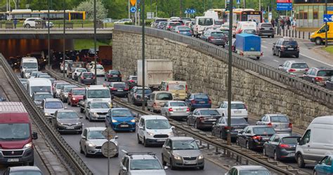 Nowe zasady korzystania z prywatnego auta w pracy Od dziś opłaca się