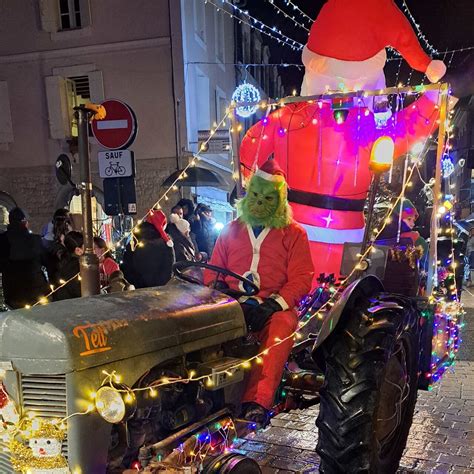 Lot et Garonne le défilé des tracteurs illuminés a connu un grand succès