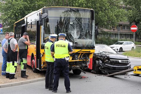 Wypadek Miejskiego Autobusu W Warszawie Dwie Osoby Ranne