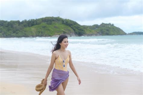 belle jeune femme en bikini profitant et se relaxant sur la plage l été les vacances les