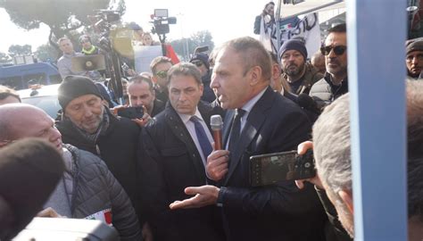 Protesta Dei Trattori Lollobrigida Incontra Gli Agricoltori In