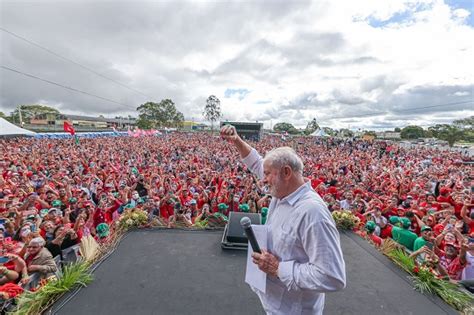 Lula vence Bolsonaro na eleição mais polarizada da história e governará