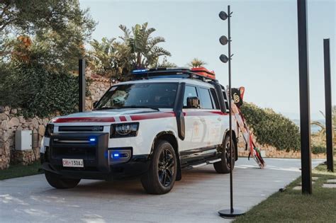 Defender Festeggia I 70 Anni Di Collaborazione Con La Croce Rossa