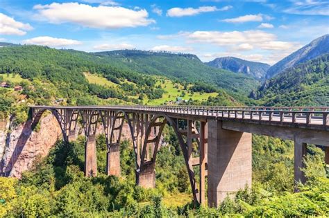 Puente Durdevica Sobre El R O Tara Hermosa Vista En Montenegro Foto