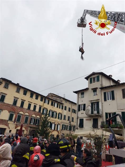 In piazza San Francesco è tornata la Befana Volante Luccaindiretta