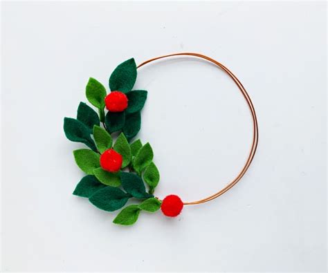 DIY Felt Leaf Christmas Wreath