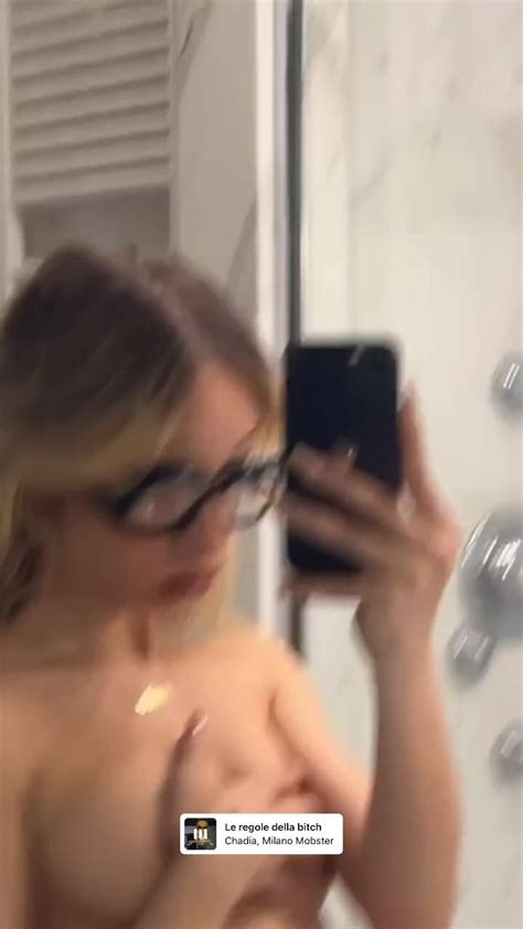 Chadia Rodriguez Selfie In Topless Solopornoitaliani