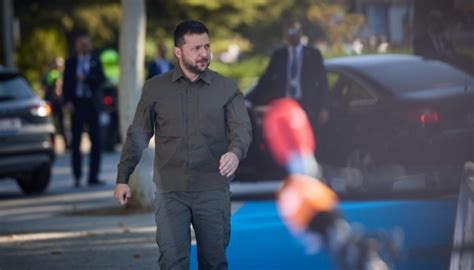 Le président Zelensky arrive en Roumanie