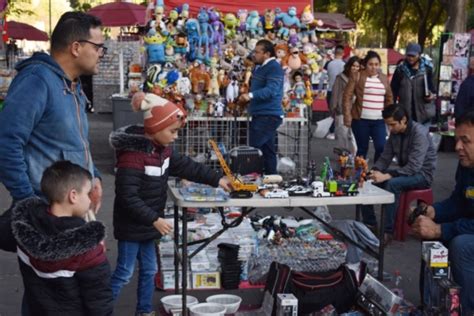 Reyes Magos Recorren Mercados Y Tianguis De La CDMX En Busca Del Regalo